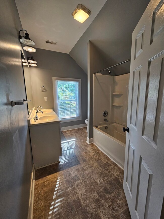 Building Photo - NEW LISTING!!!!!