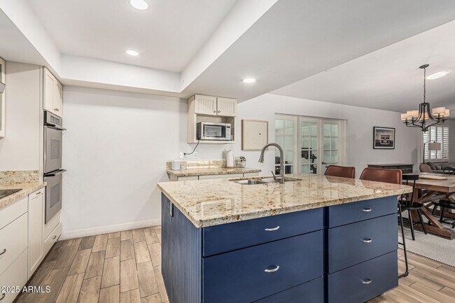 Building Photo - 1027 E Palmaire Ave