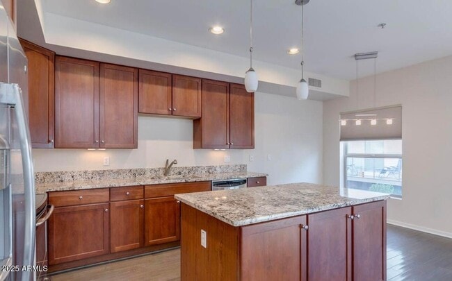 Building Photo - 525 W Lakeside Dr