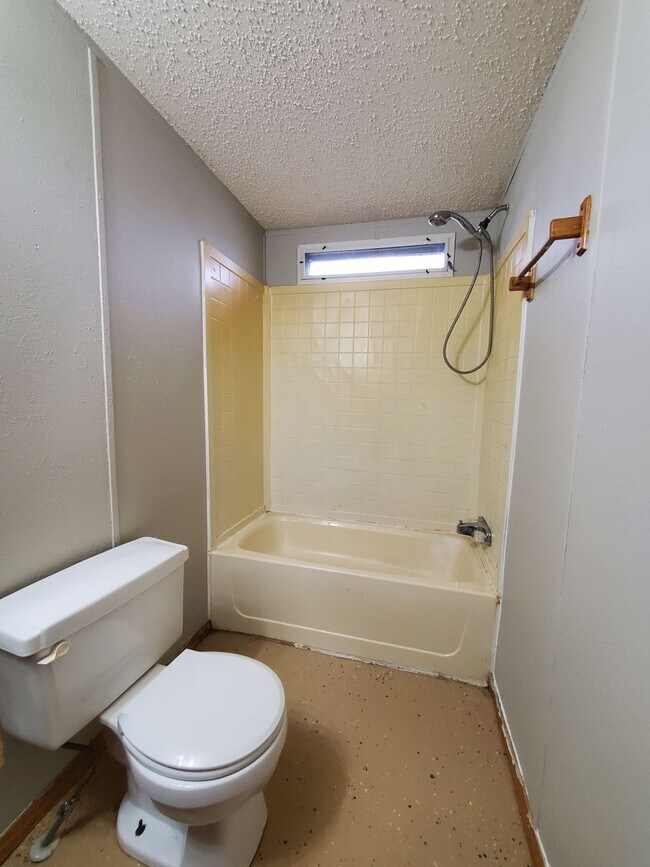 Building Photo - 200 cedar cove lane