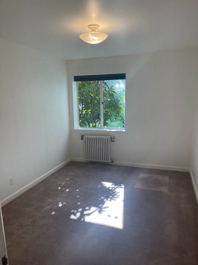 Building Photo - Cute and Cozy East Queen Anne Condo with 2 Bedrooms, 1 Bath and 1 Covered Parking Space
