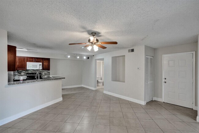 Building Photo - 9999 Summerbreeze Dr