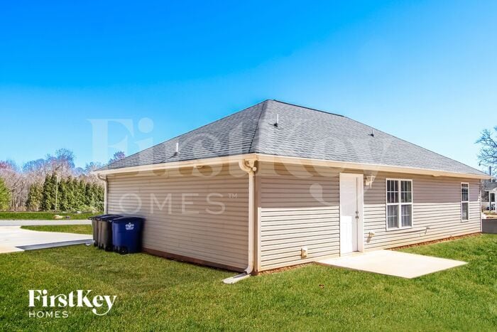 Building Photo - 136 Fir Dr