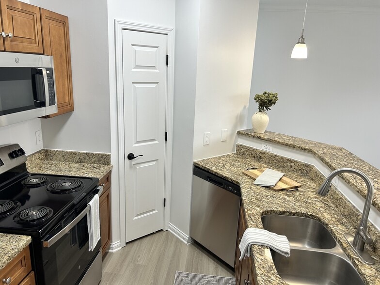 Building Photo - Fieldstone*