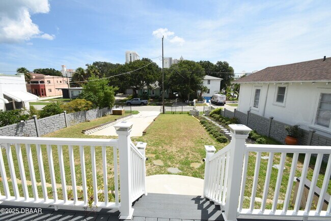 Building Photo - 403 N Oleander Ave