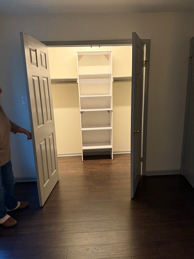 Building Photo - 1002 N Glen Dr