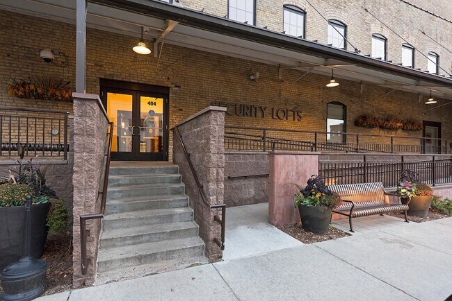 Building Photo - 404 N Washington Ave