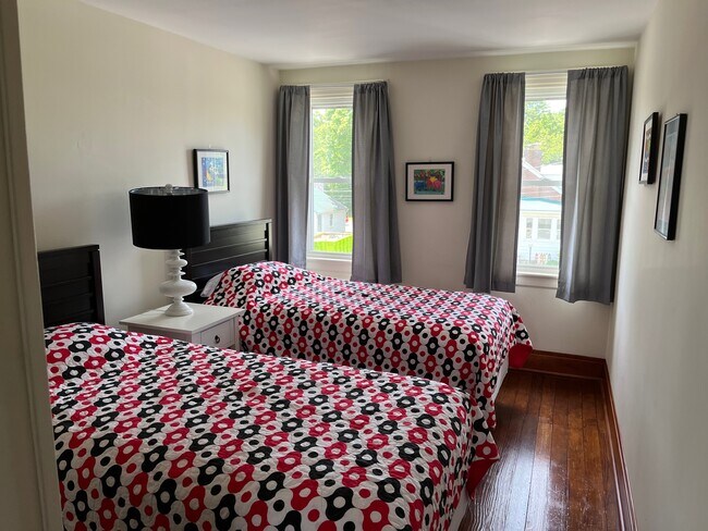 Twin Beds - 556 Hershey Rd