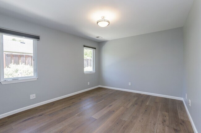 Building Photo - 4 Bed / 2 Bath Updated Redwood City Home w...