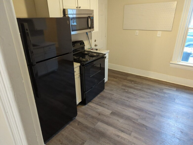 Building Photo - 2404 2nd St