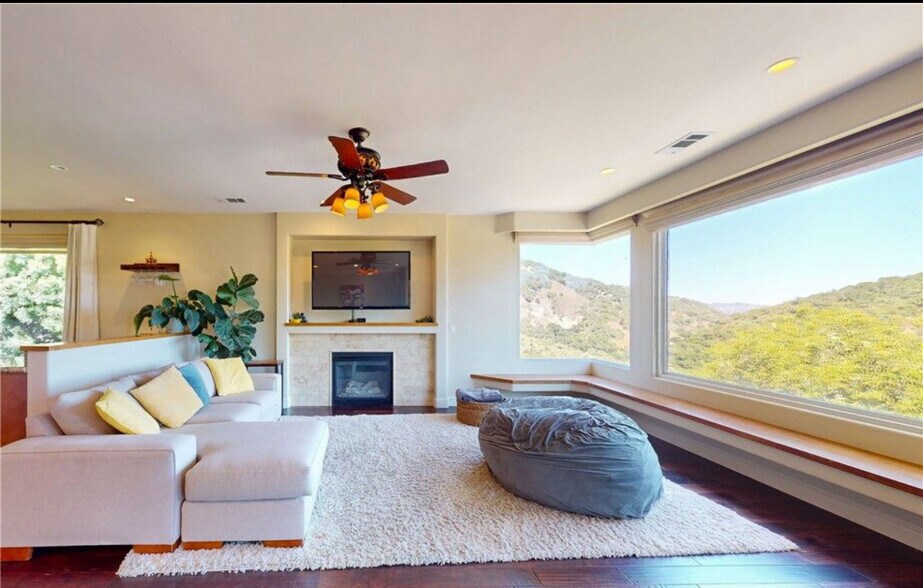 Living room - 5595 Tanbark Ct