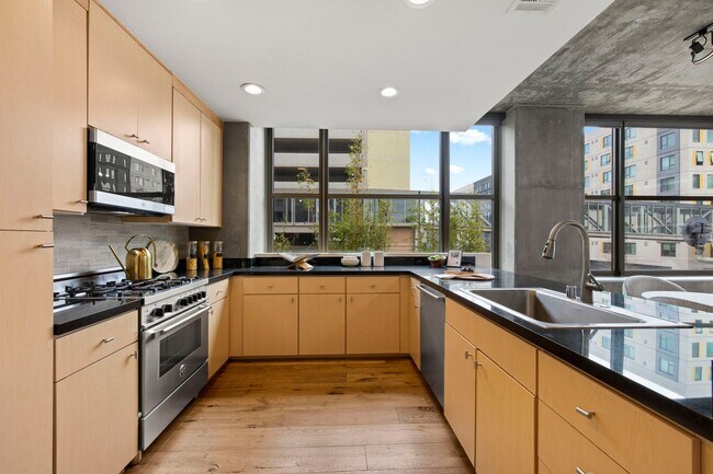 Building Photo - 2 Bed/2 Bath Luxury Condo at The Bond