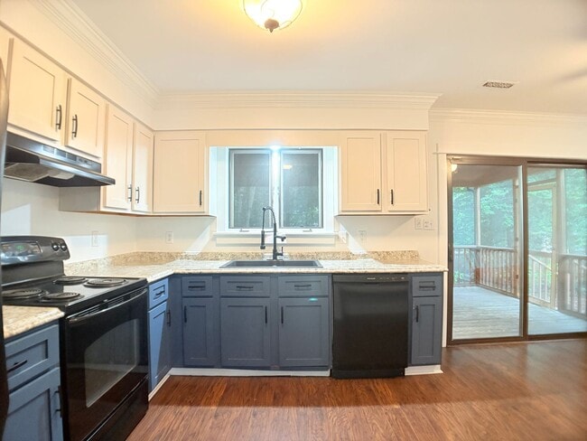 Building Photo - Charming, large wooded lot.