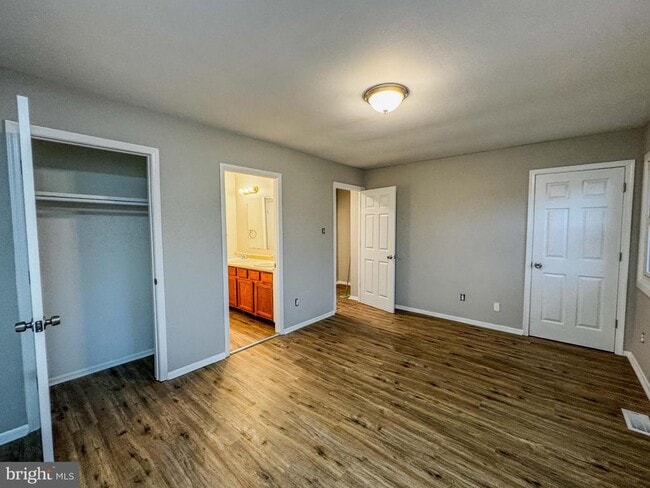 Building Photo - 4 Milstone Ct