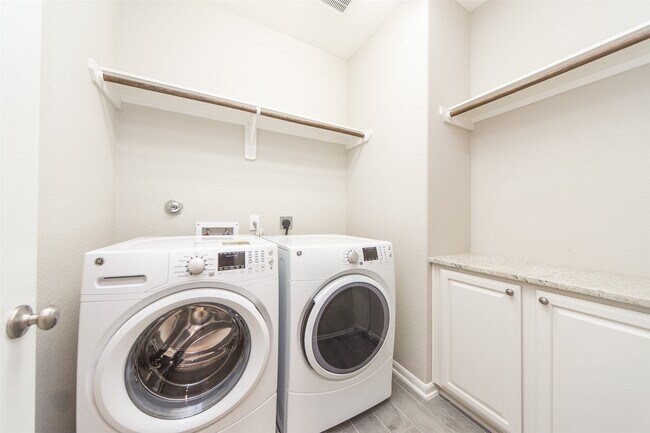 Building Photo - 5550 Sallow Bay Ln