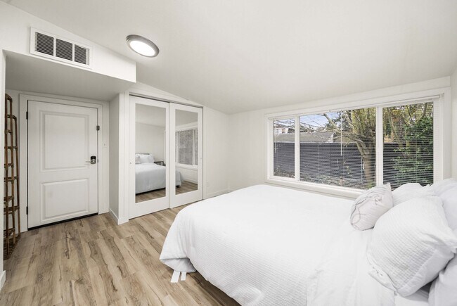 Building Photo - 815 SW Cloverdale St