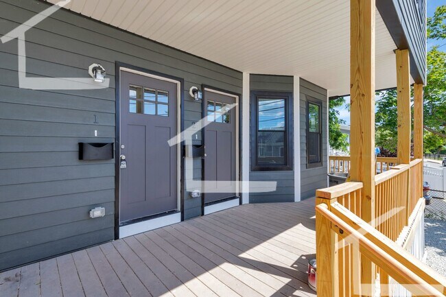 Building Photo - Huge 5 bed in Medford