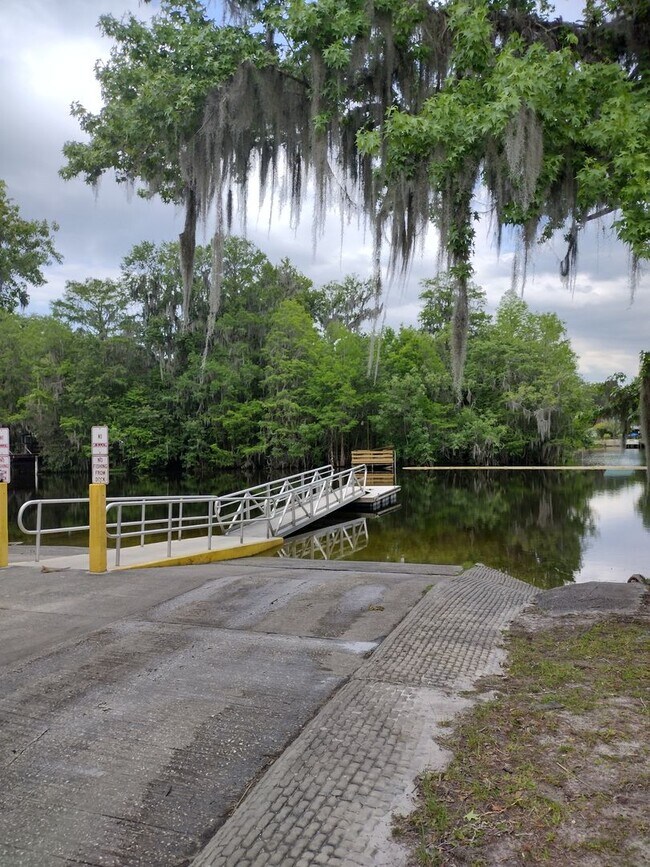 Building Photo - 2 bedroom 2 bathroom Lake House with a bonus room