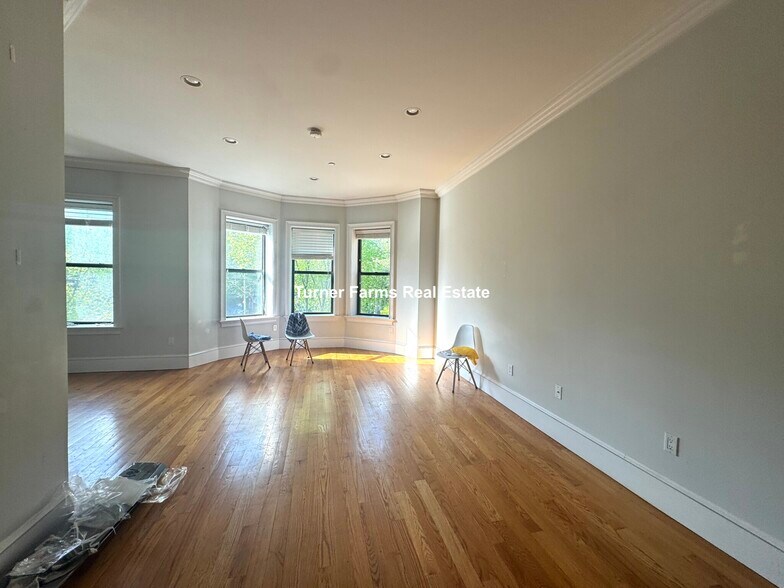 Building Photo - 1087 Beacon St