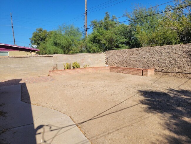 Building Photo - 3 bedroom/2 Bath with added Studio