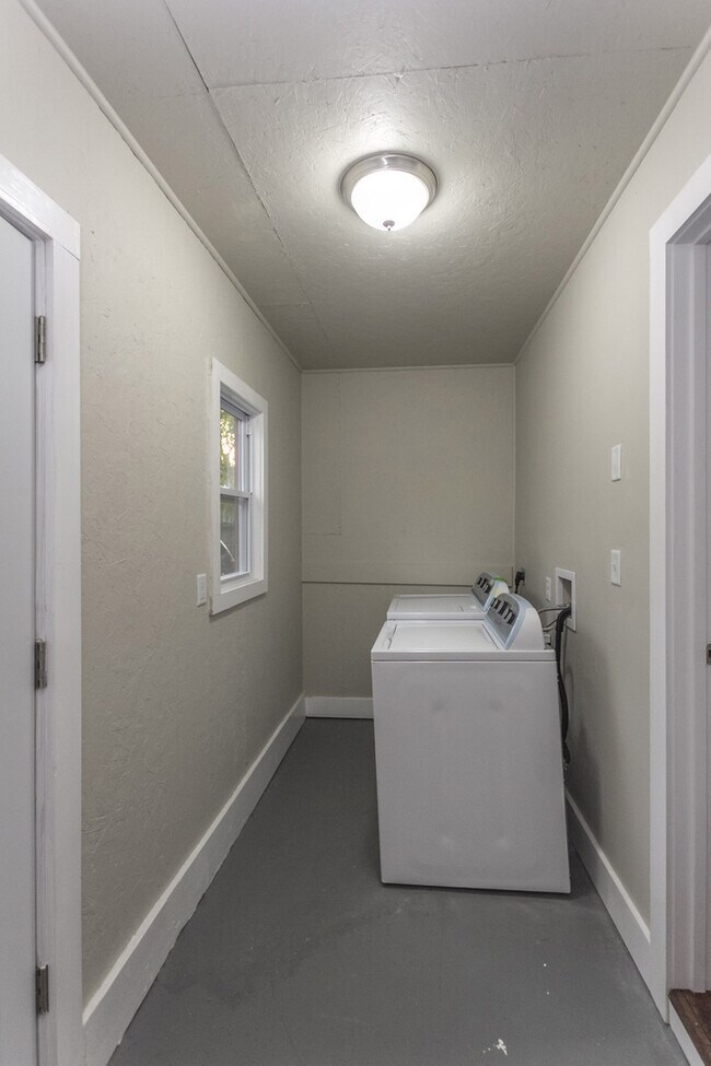 Building Photo - 5 Bedrooms, 2 Bathrooms - Near Drake