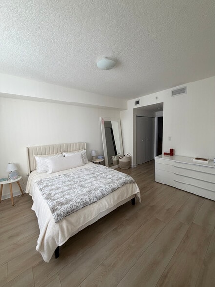 Building Photo - 615 NE 25th St