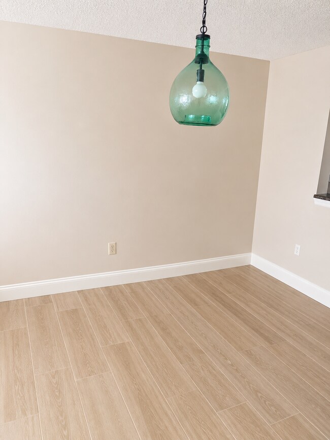 Building Photo - "Seaside Elegance: 2-Bed, 2-Bath Condo with Granite Finishes & Guest Suite at Cocoa Beach"