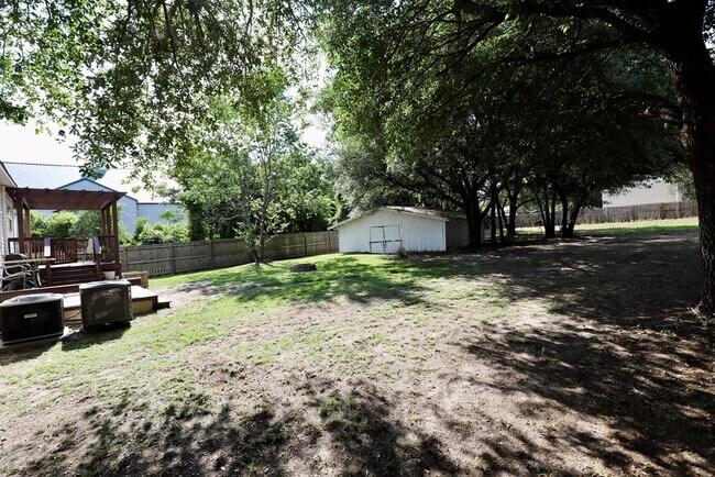 Building Photo - 1910 Lybrand St