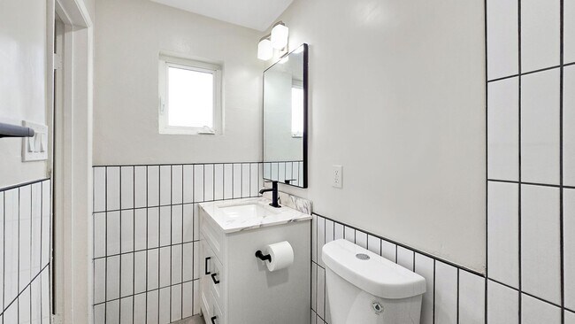 Building Photo - Gorgeous Remodel in Desirable North Central Phoenix Neighborhood