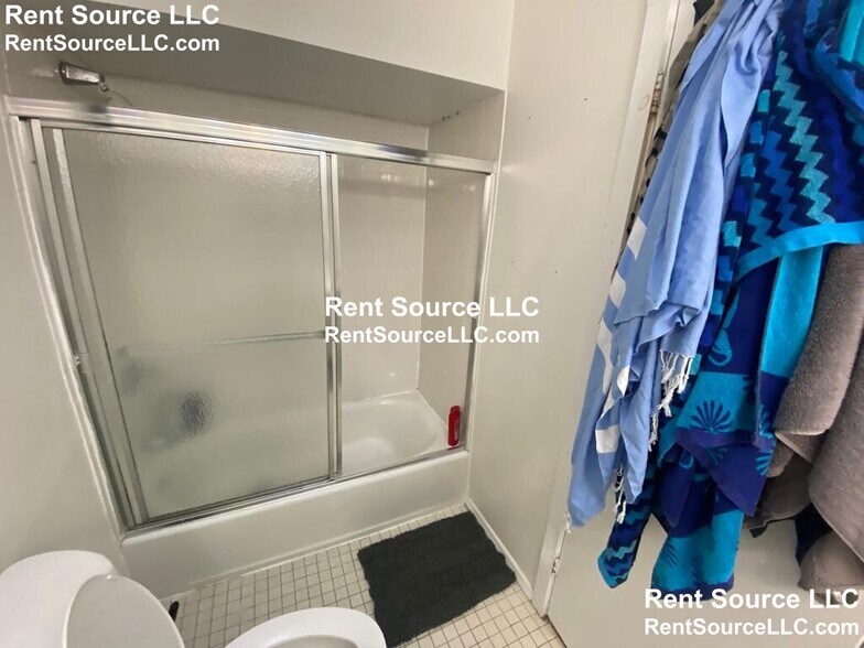 Building Photo - 8 Hingham St