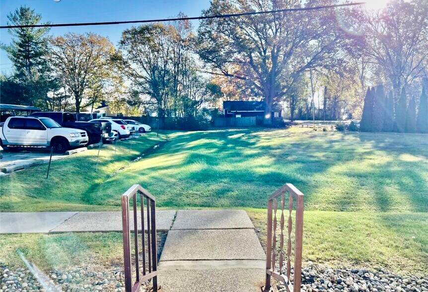 Building Photo - 1637 S Riverside Ave