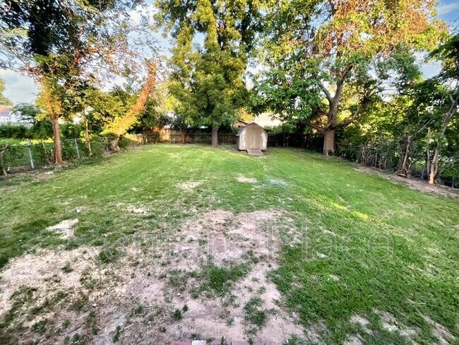 Building Photo - 1208 S Erie Ave