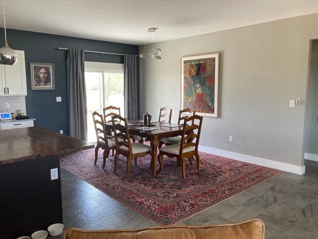 Building Photo - 1 bedroom, shared bathroom, kitchen, livin...