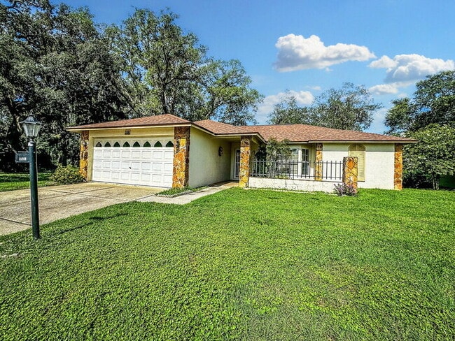 Building Photo - "Charming 2-Bedroom Oasis with 2 Full Baths in New Port Richey - Spacious 1747 Sq. Ft. Gem!"