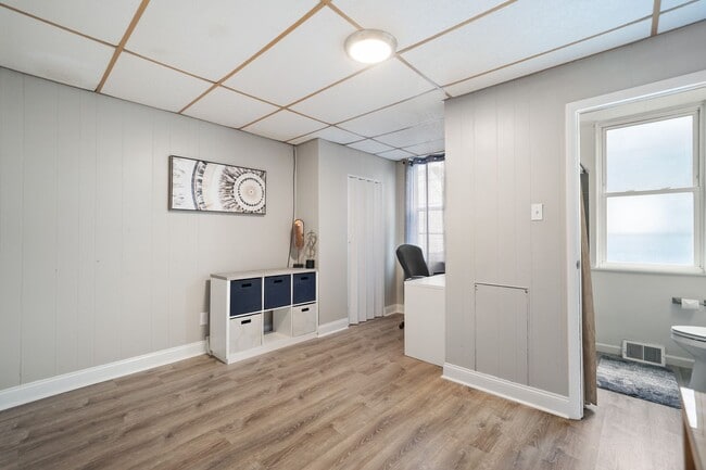 Building Photo - Tastefully updated  2-Bed, 1-Bath Gem in Troy Hill!