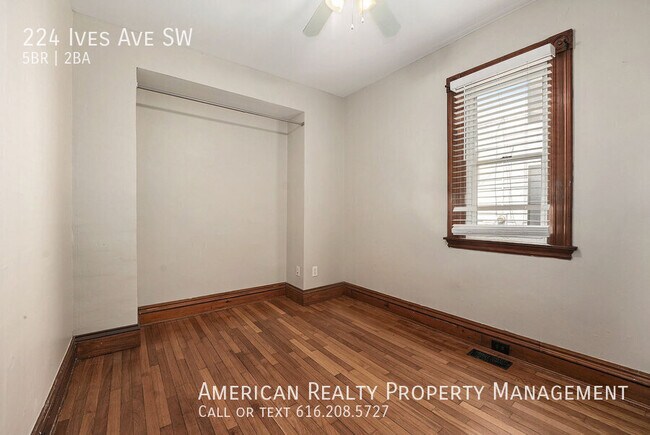 Building Photo - 224 Ives Ave SW