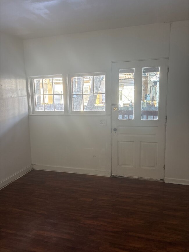 Building Photo - 1st Floor 1 Bedroom Apartment-York City SD