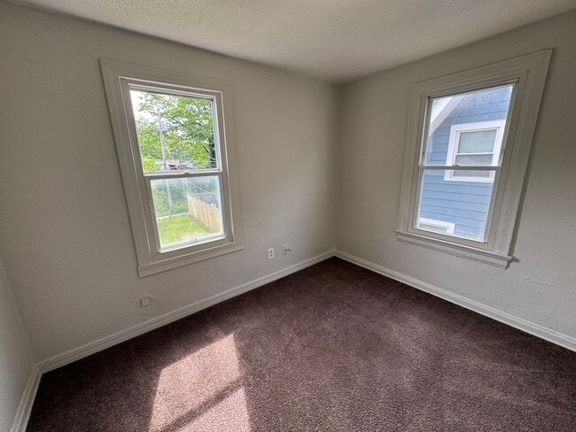 Building Photo - 4319 S Park Dr