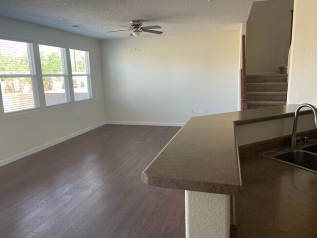 Building Photo - 3 bedroom 2.5 bathroom Townhome