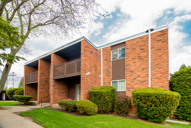 Building Photo - Carriage House Apartments