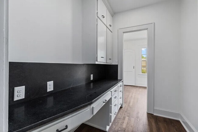 Building Photo - Perry St LHP