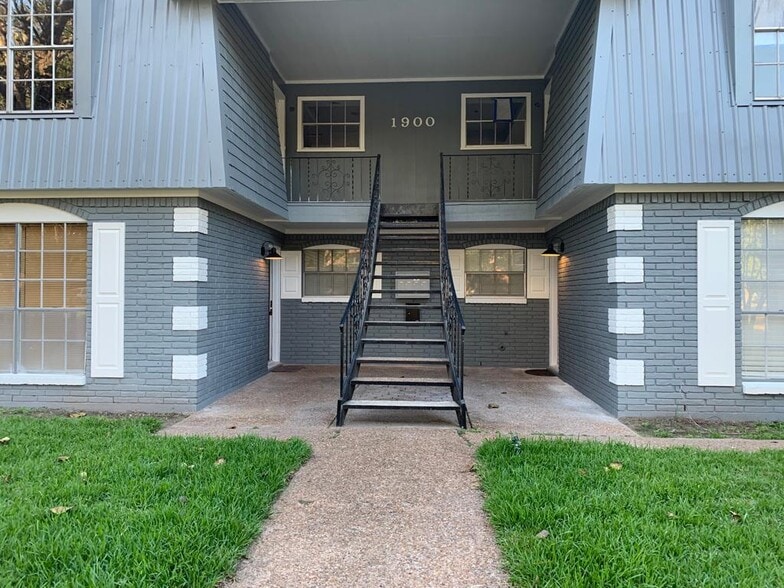 Building Photo - 1900 Peach Ave