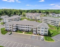 Building Photo - Funished condo located on RT1, just a short drive to the beach. Community pool