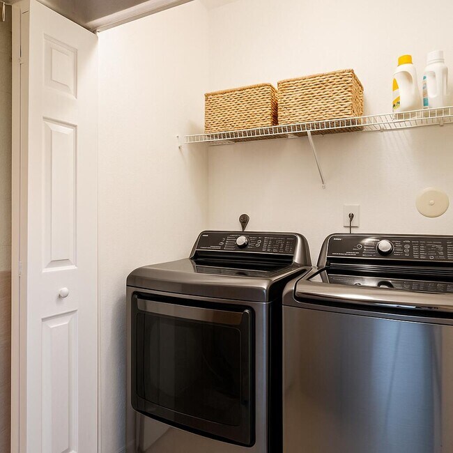 Building Photo - 3381 Commodore Ct