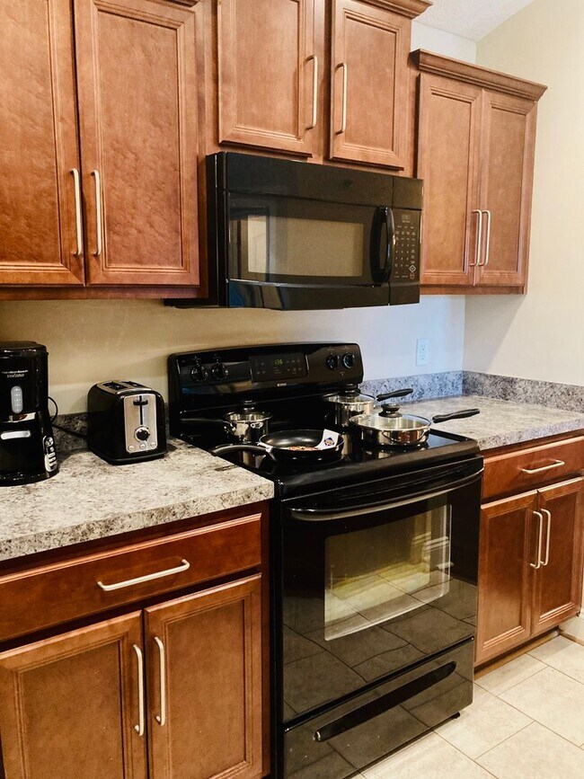 Building Photo - Well-appointed Furnished Rental- Perfect for Professionals- Near shops & restaurants