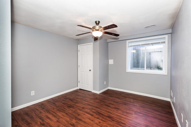 Building Photo - 338 16th St Cir