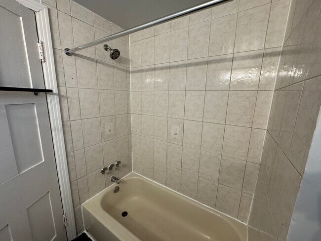 Building Photo - Charming 5BR Home in the Heart of Pittsbur...