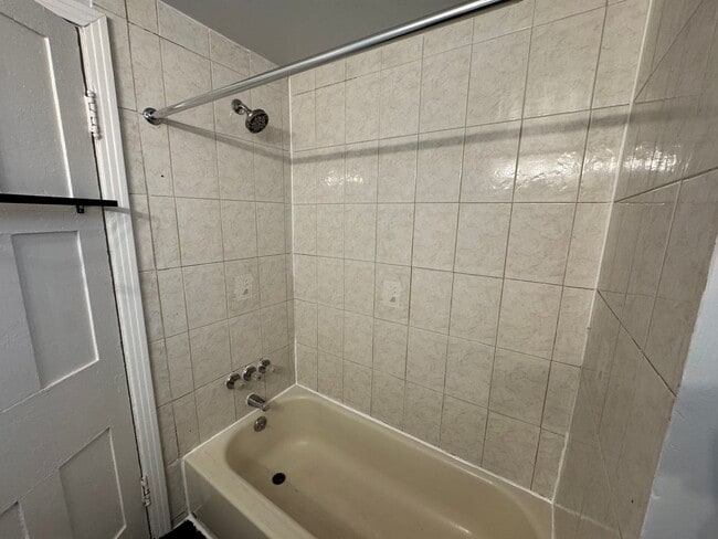 Building Photo - Charming and spacious 5BR Home in East Liberty