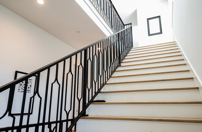 Building Photo - 724 13th St