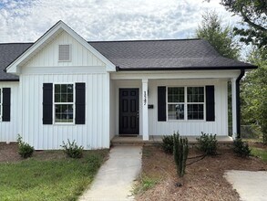 Building Photo - 3 Bedroom, 2 Bathroom Apartment in Winston...